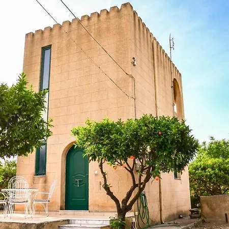 Holiday home The Tower With The Orange Tree Garden *